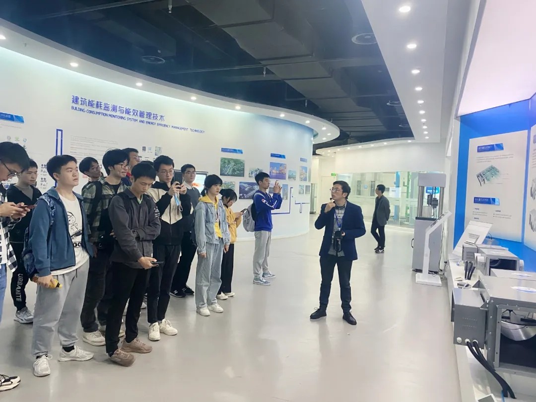 1635820685112721D341.jpg 640.webp (1).jpg